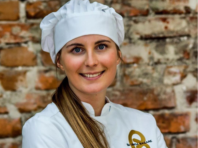 Victoria Tobisson Lind i kockmössa.
