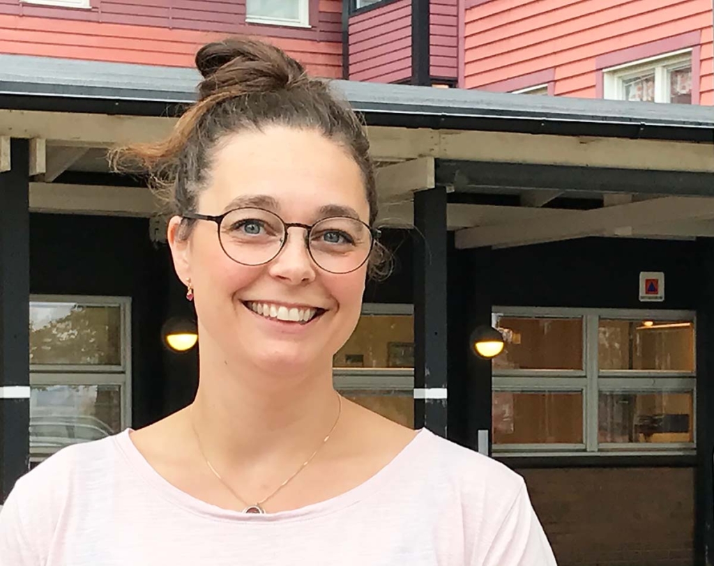Bild på Elin som ler in i kameran.