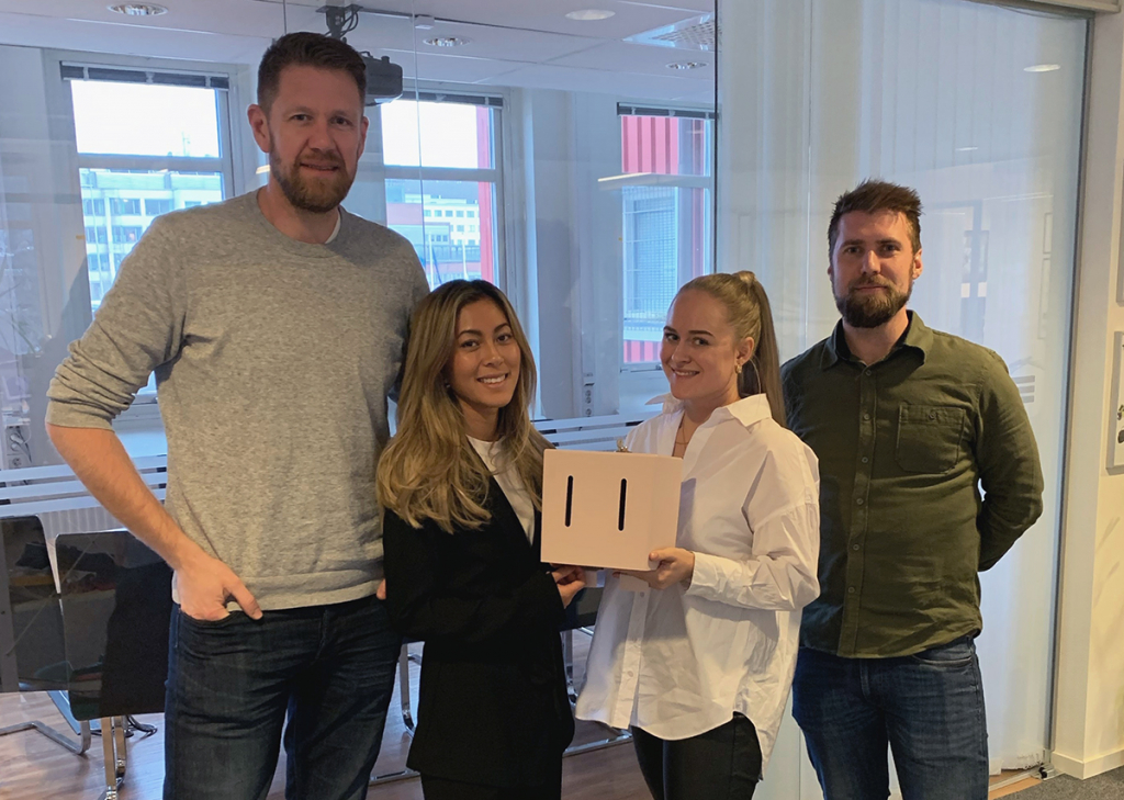 Mikael, Rikard, Linn och Hanna håller upp sin tampongdispenser